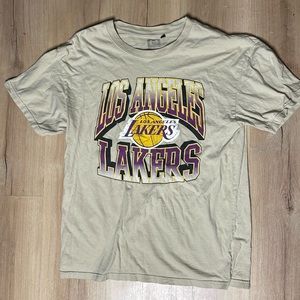 Ultra Game Los Angeles Lakers T‎ Shirt. Light Tan, Purple. Size Large.